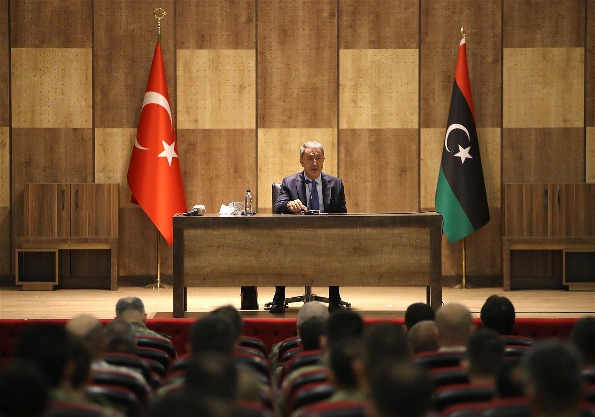 Bakan Akar Libya'da Mehmetçik'le buluştu