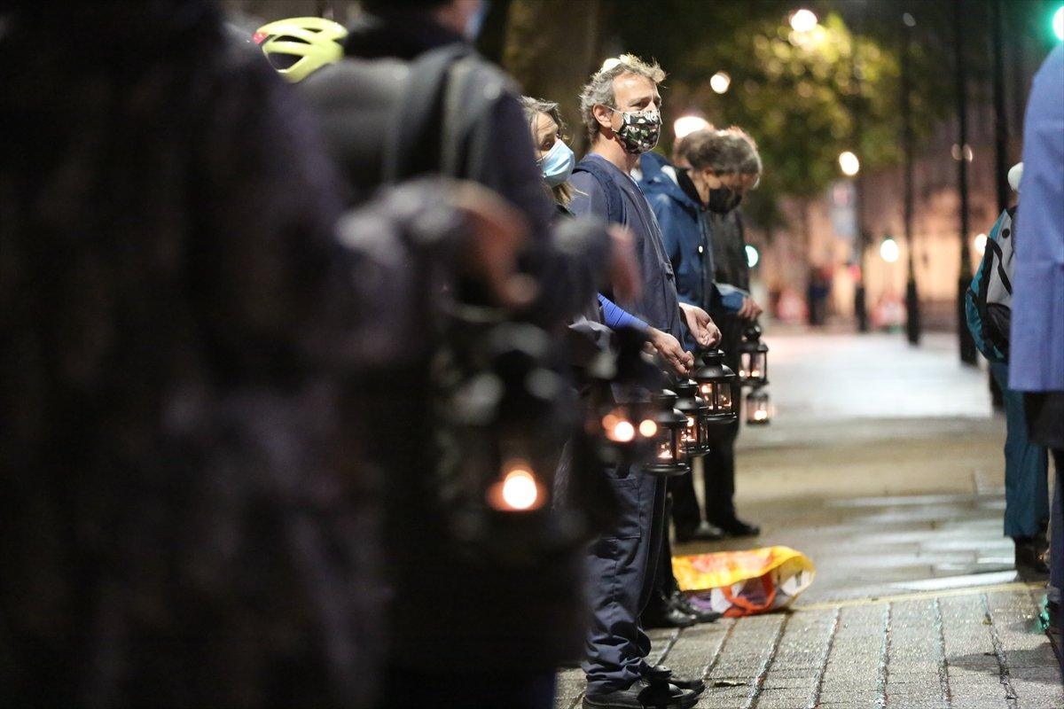 İngiltere'de koronavirüsten ölenler için tören düzenlendi