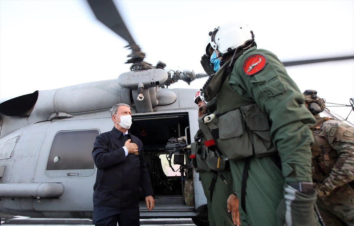 Bakan Akar Libya'da Mehmetçik'le buluştu