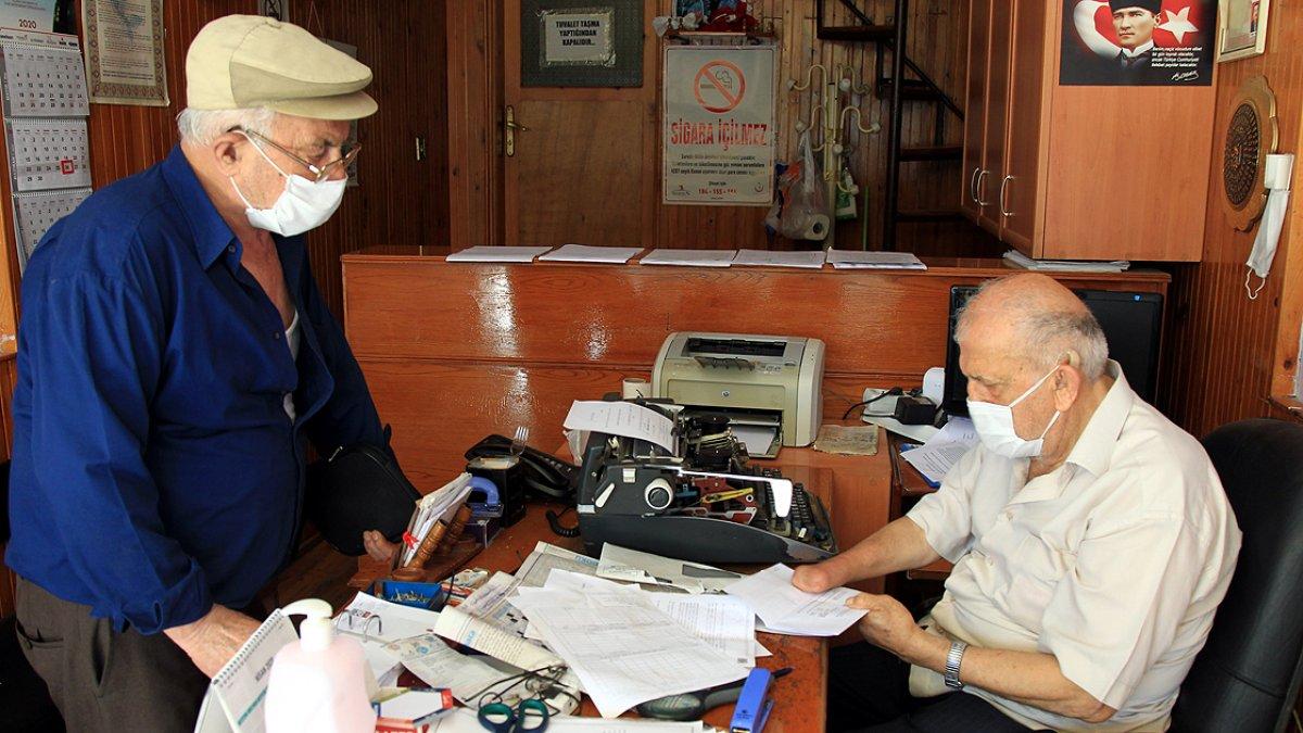 Samsun'da bir kişi tek parmakla 38 yıldır dilekçe yazıyor