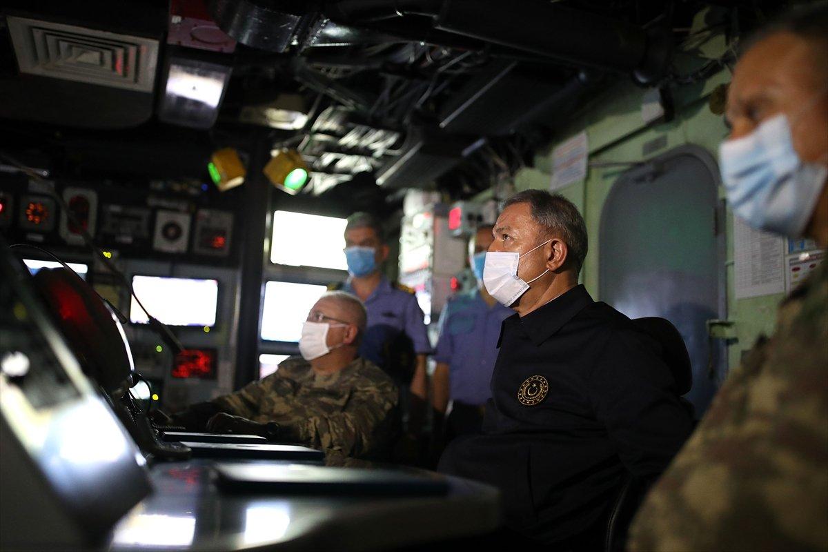 Bakan Akar Libya'da Mehmetçik'le buluştu