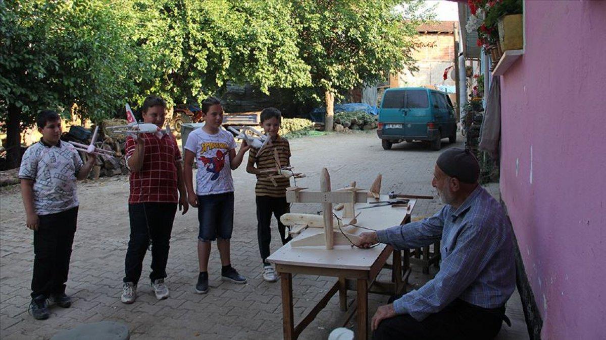 İnegöllü Refik dede, çocukları uçaklarla sevindiriyor
