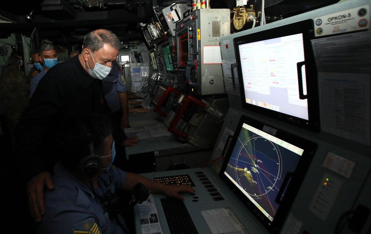 Bakan Akar Libya'da Mehmetçik'le buluştu