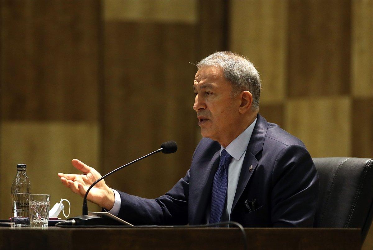 Bakan Akar Libya'da Mehmetçik'le buluştu