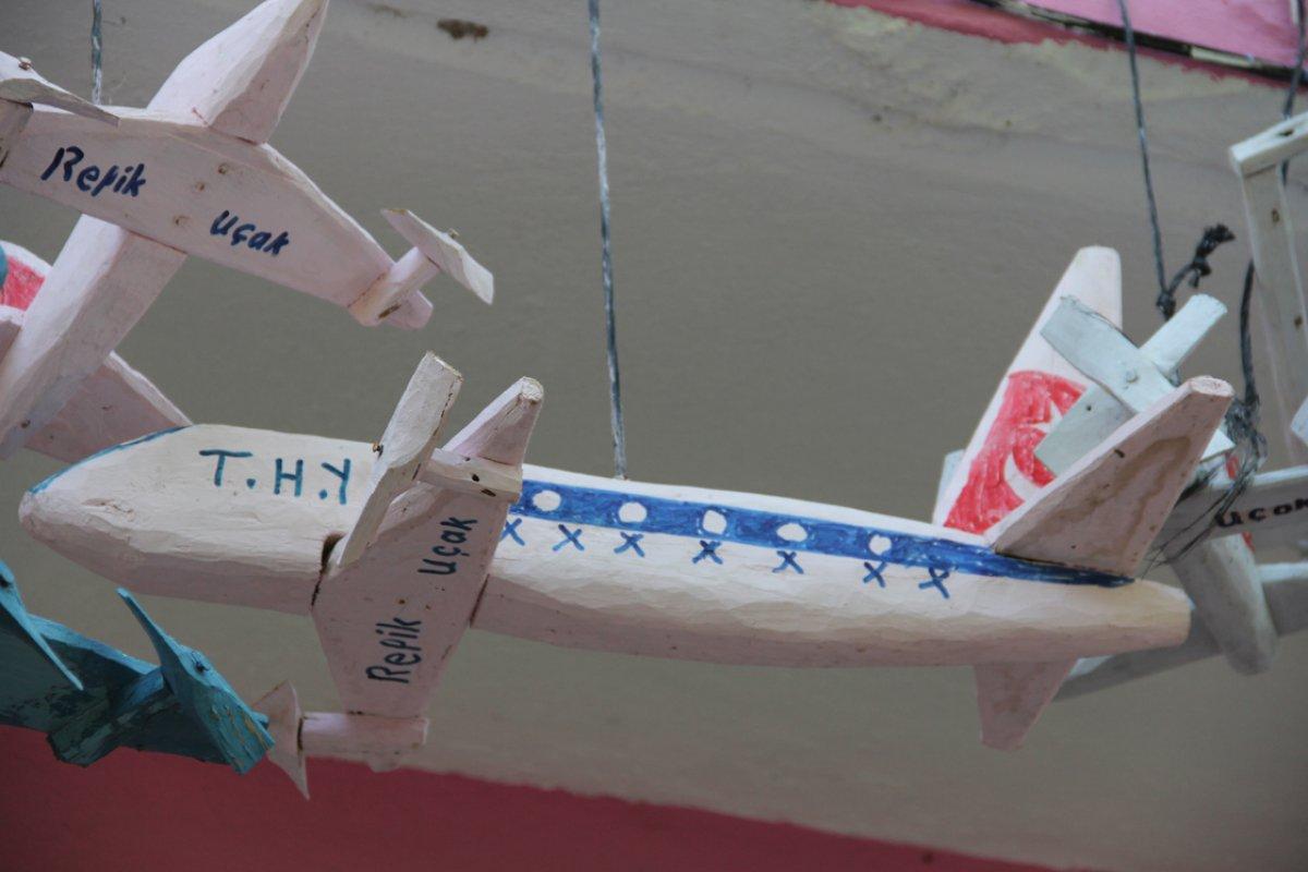 İnegöllü Refik dede, çocukları uçaklarla sevindiriyor