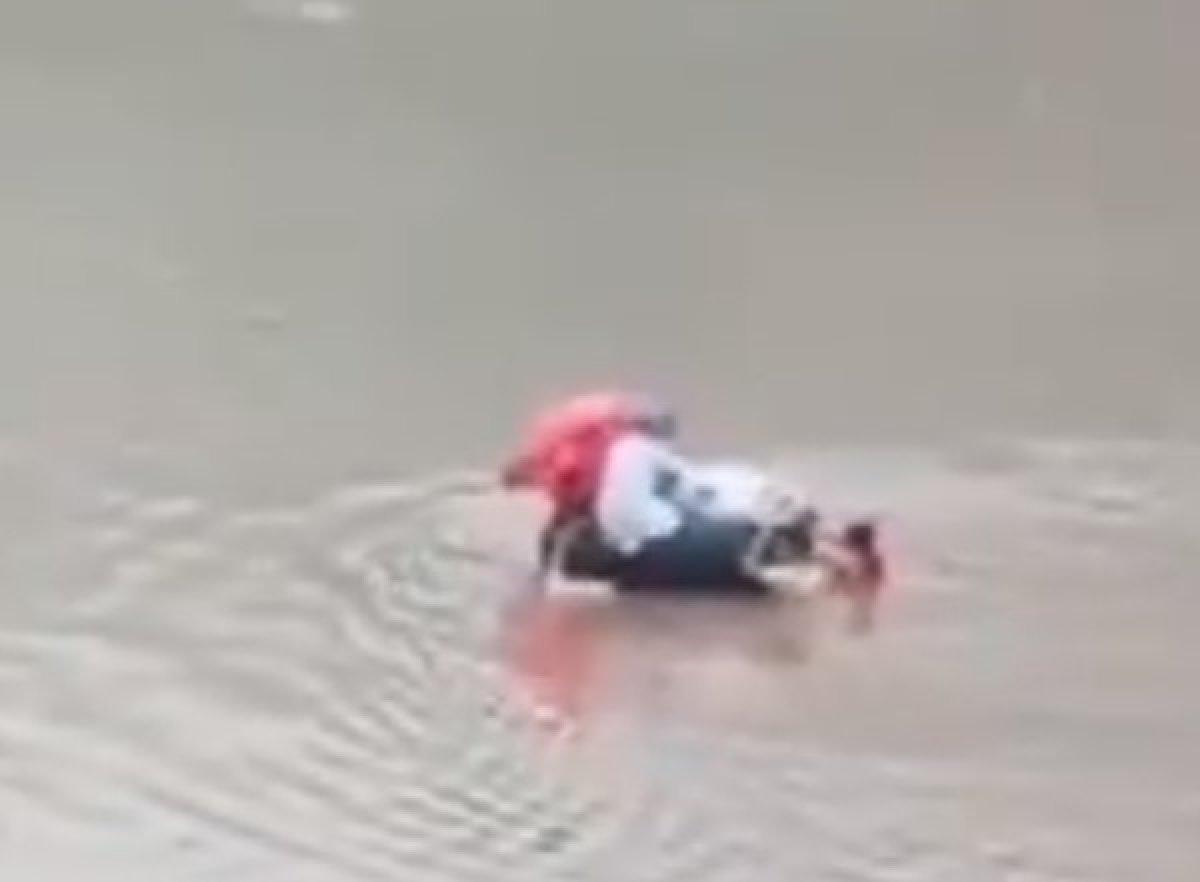 Hamile kadın sel felaketinin ortasında doğurdu