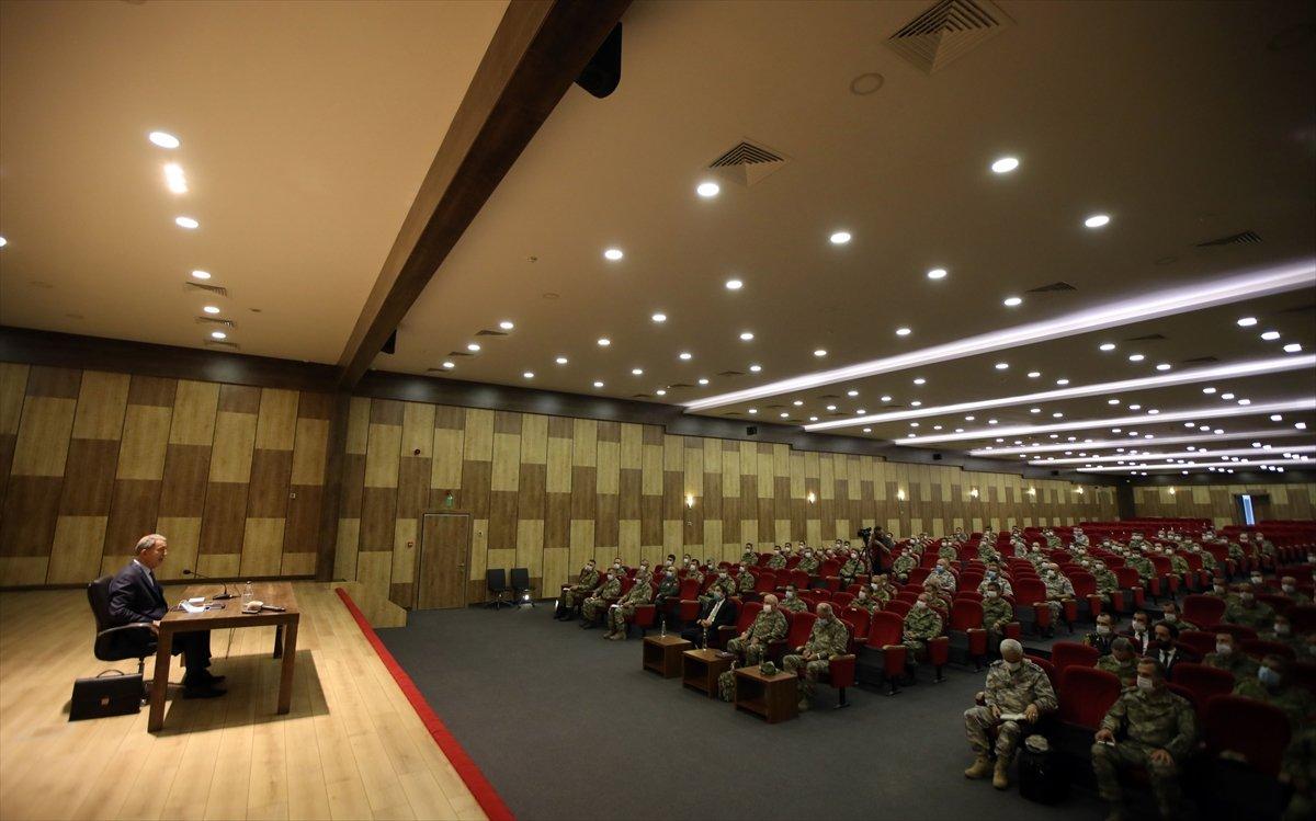 Bakan Akar Libya'da Mehmetçik'le buluştu