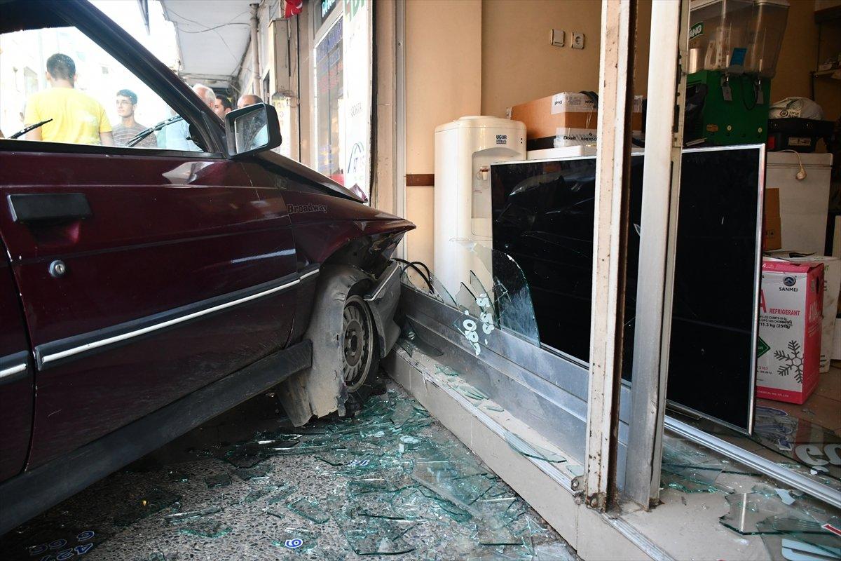 Manisa'da kaldırımda yürüyen yayaya otomobil çarptı