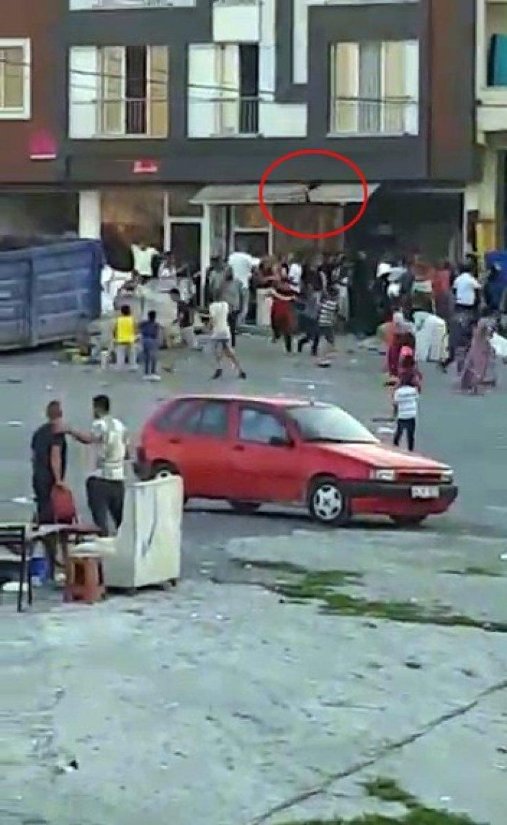 Esenler'de komşu olan iki ailenin kavgası kamerada