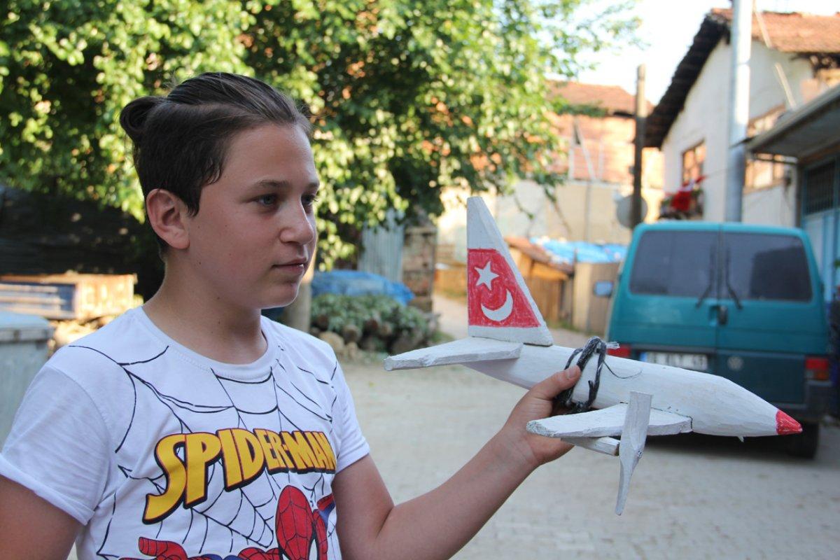 İnegöllü Refik dede, çocukları uçaklarla sevindiriyor