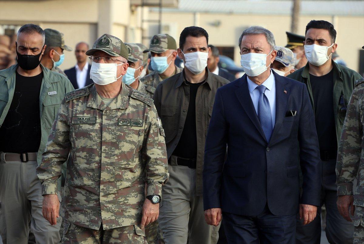 Bakan Akar Libya'da Mehmetçik'le buluştu