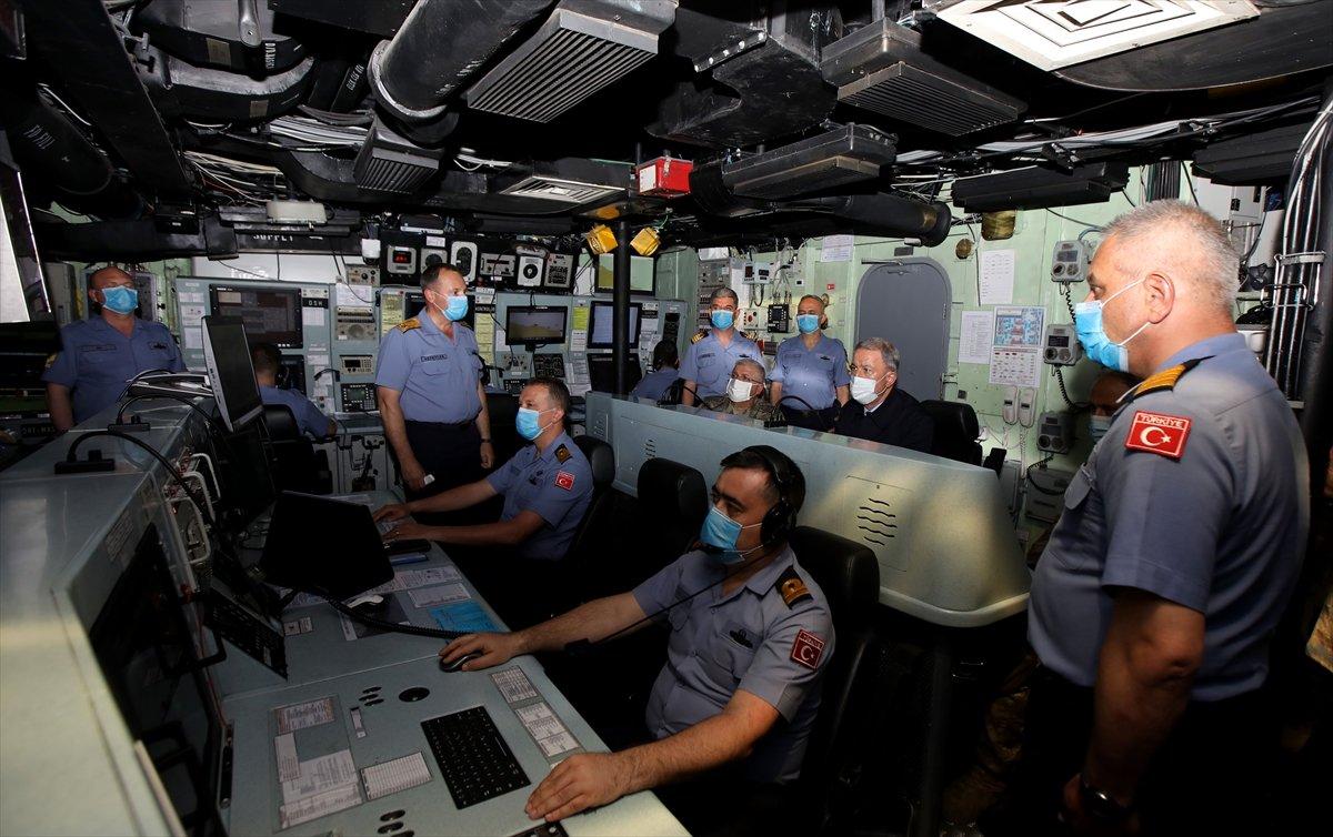 Bakan Akar Libya'da Mehmetçik'le buluştu