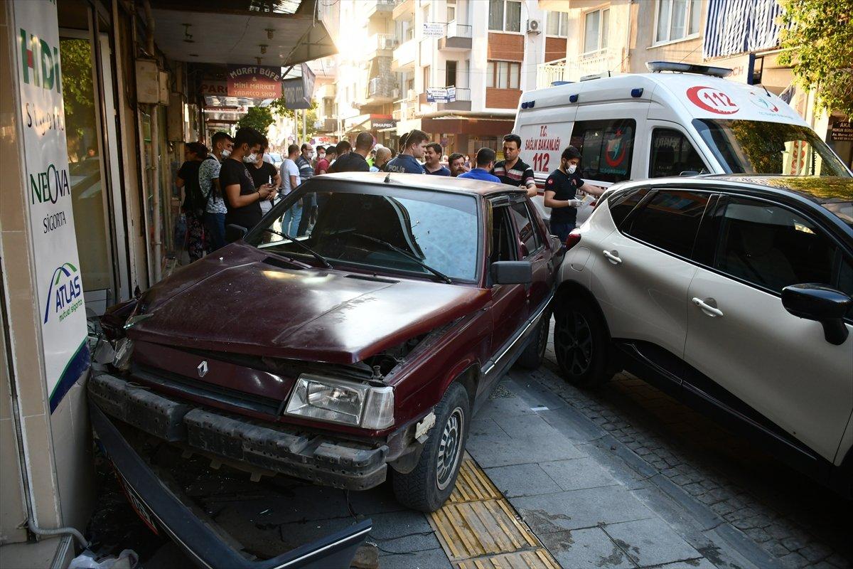 Manisa'da kaldırımda yürüyen yayaya otomobil çarptı