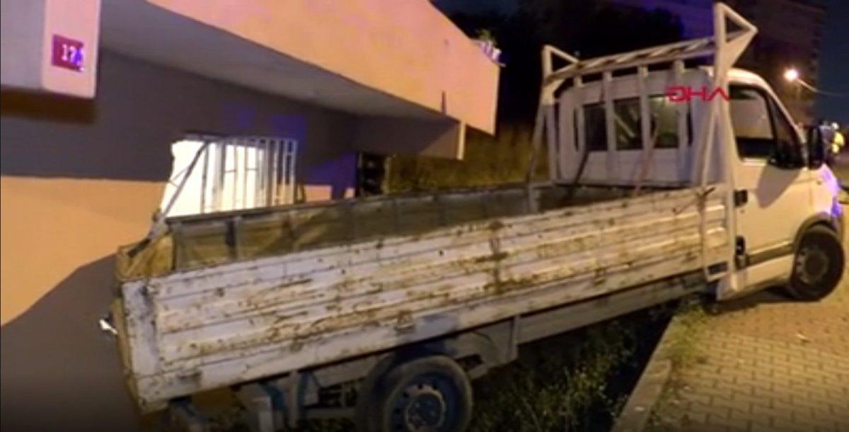 Ataşehir'de bir kamyonet yatak odasına girdi