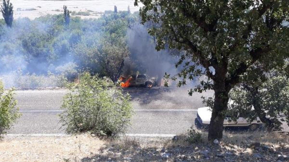 Adıyaman'da kaza yapan araç yandı: 2 yaralı