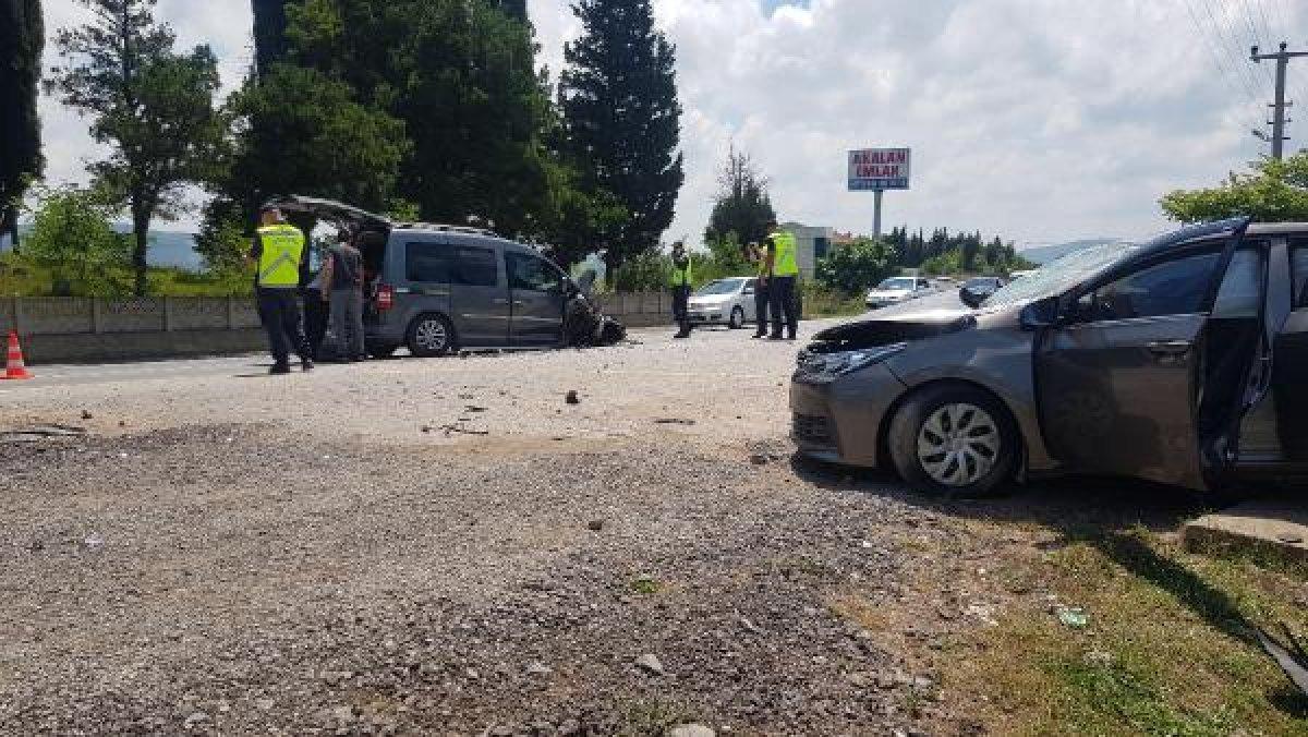 Kocaeli'de hatalı sollama kazası: 5 yaralı