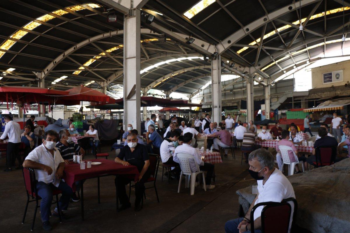 Zonguldak'ta halk pazarında korona önlemli düğün