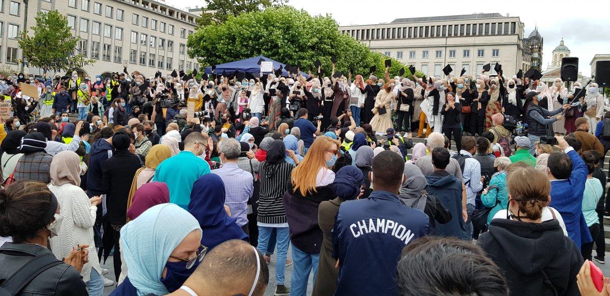 Belçika'da başörtüsü yasağı protesto edildi