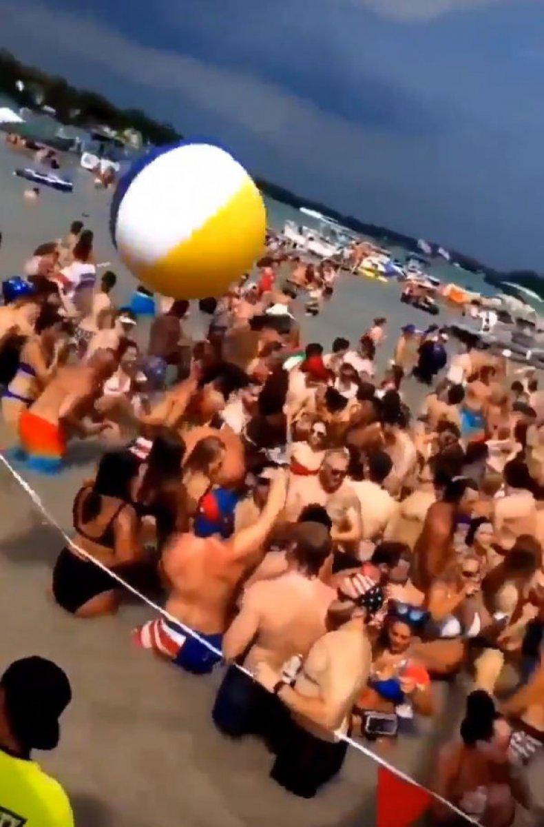 ABD'de önlemsiz koronavirüs partisi