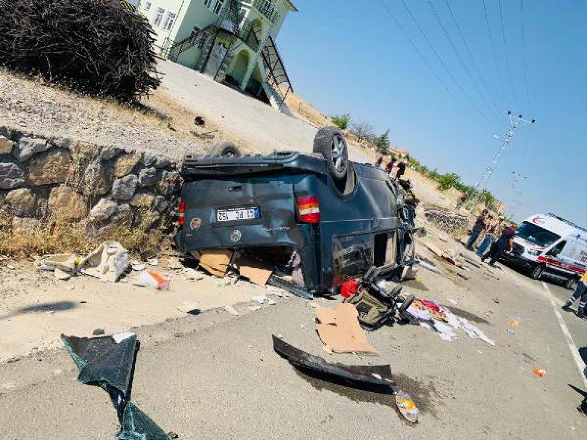 Malatya'da araç devrildi: 1 ölü, 4 yaralı