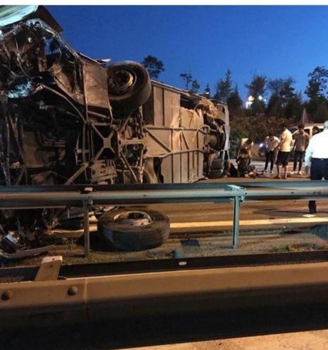 TEM Otoyolu'nda yolcu otobüsü devrildi