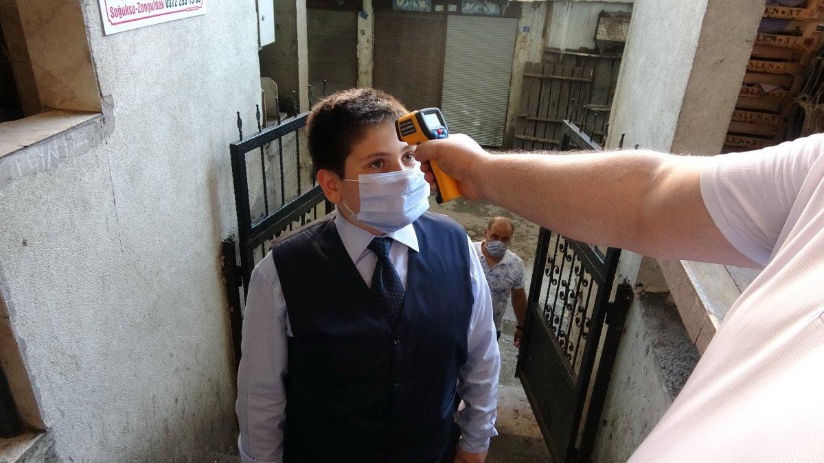 Zonguldak'ta halk pazarında korona önlemli düğün