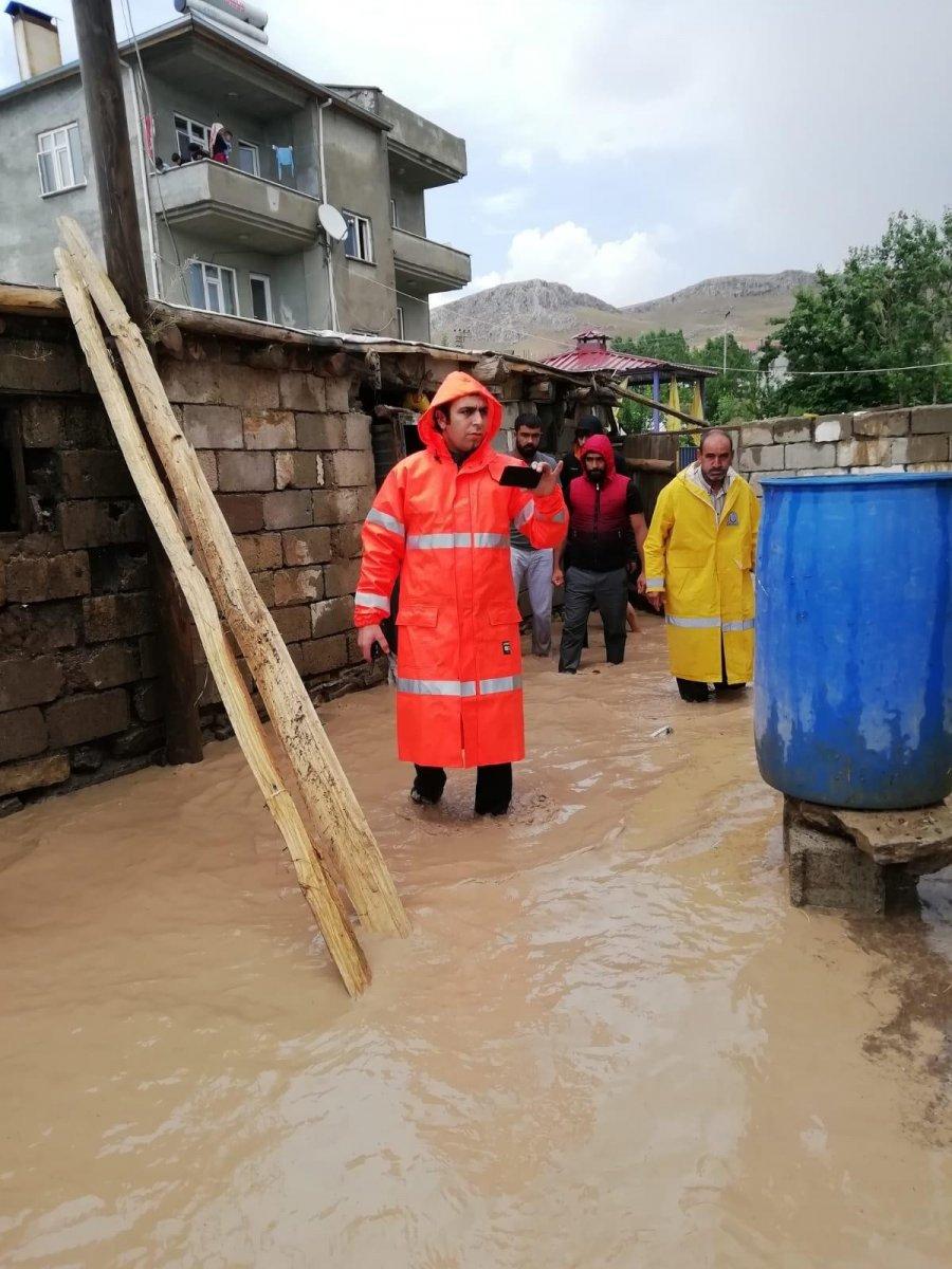 Van’da sel felaketi: 2 yaralı