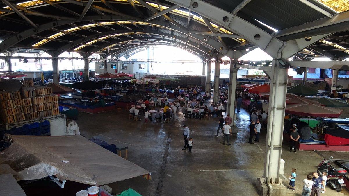 Zonguldak'ta halk pazarında korona önlemli düğün