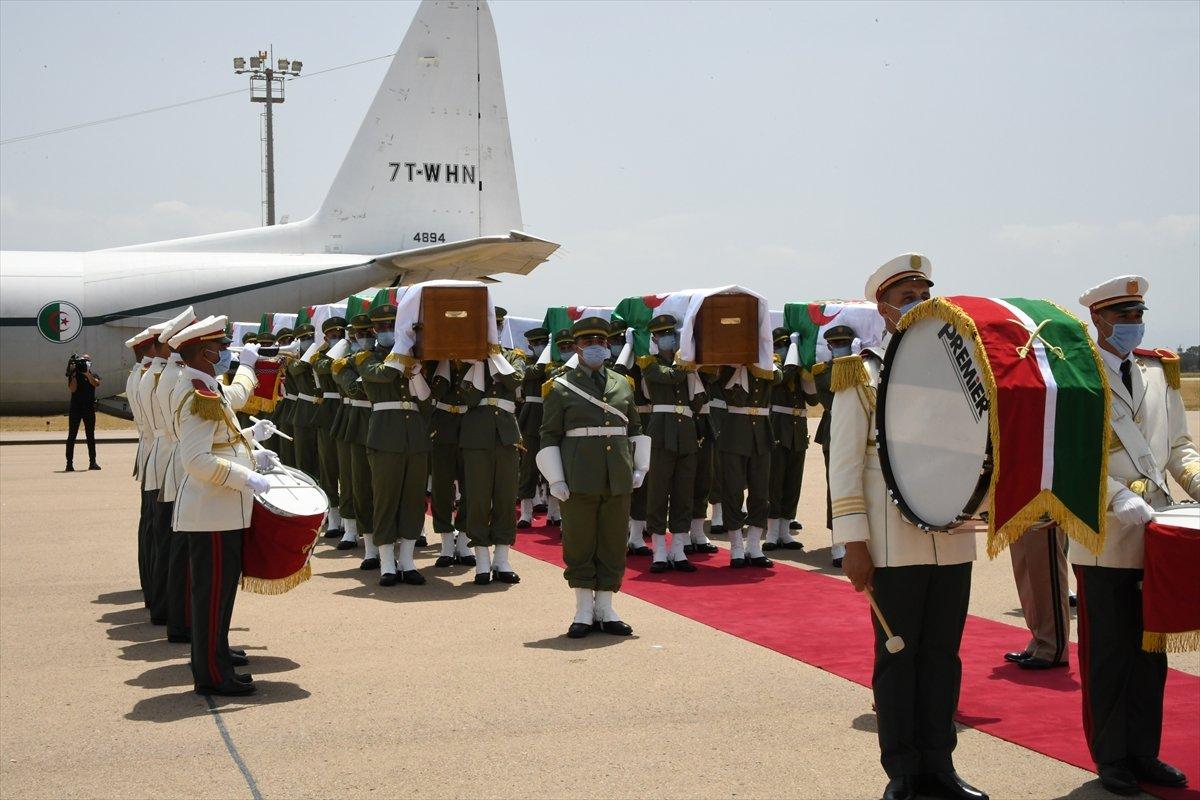 Cezayir, direnişçi kahramanları parasına bastı