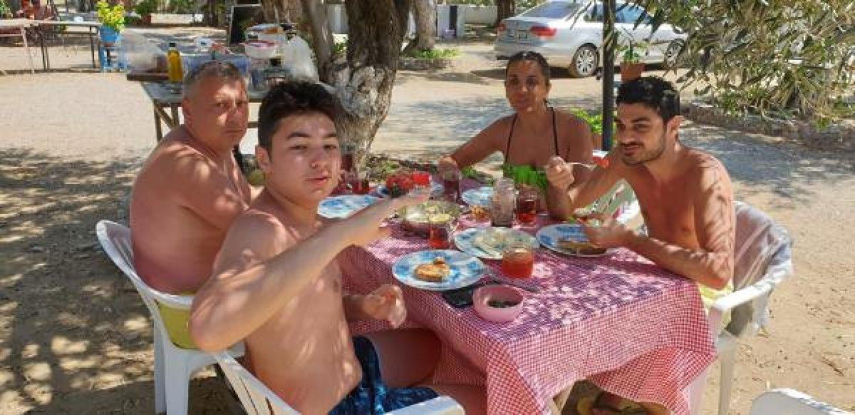 Çanakkale'de kampta görüldü, tatilcilerin ilgi odağı oldu