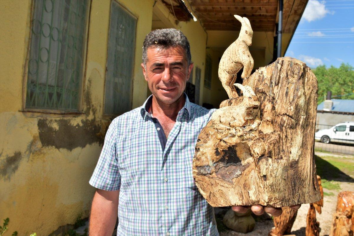 Muşlu besici, topladığı ağaçlardan hayvan figürü yapıyor