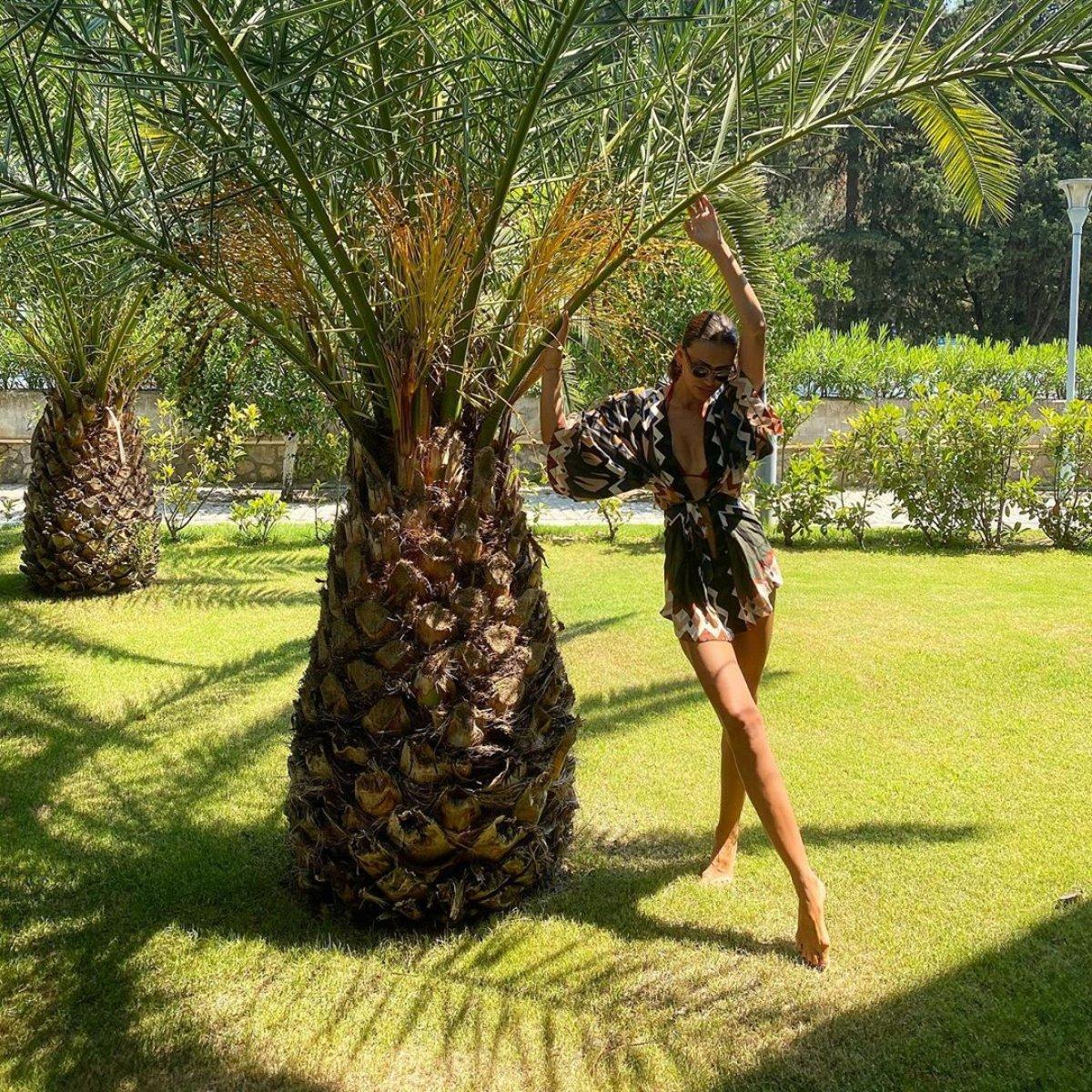 Emina Jahovic'ten bikinili paylaşım