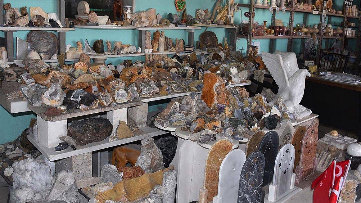 Farklı taşlardan 33 yıllık koleksiyon yaptı