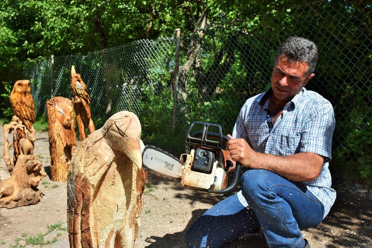 Muşlu besici, topladığı ağaçlardan hayvan figürü yapıyor