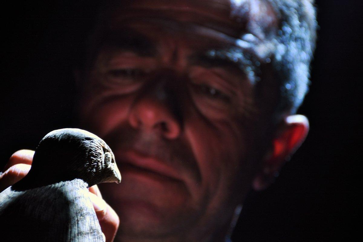 Muşlu besici, topladığı ağaçlardan hayvan figürü yapıyor