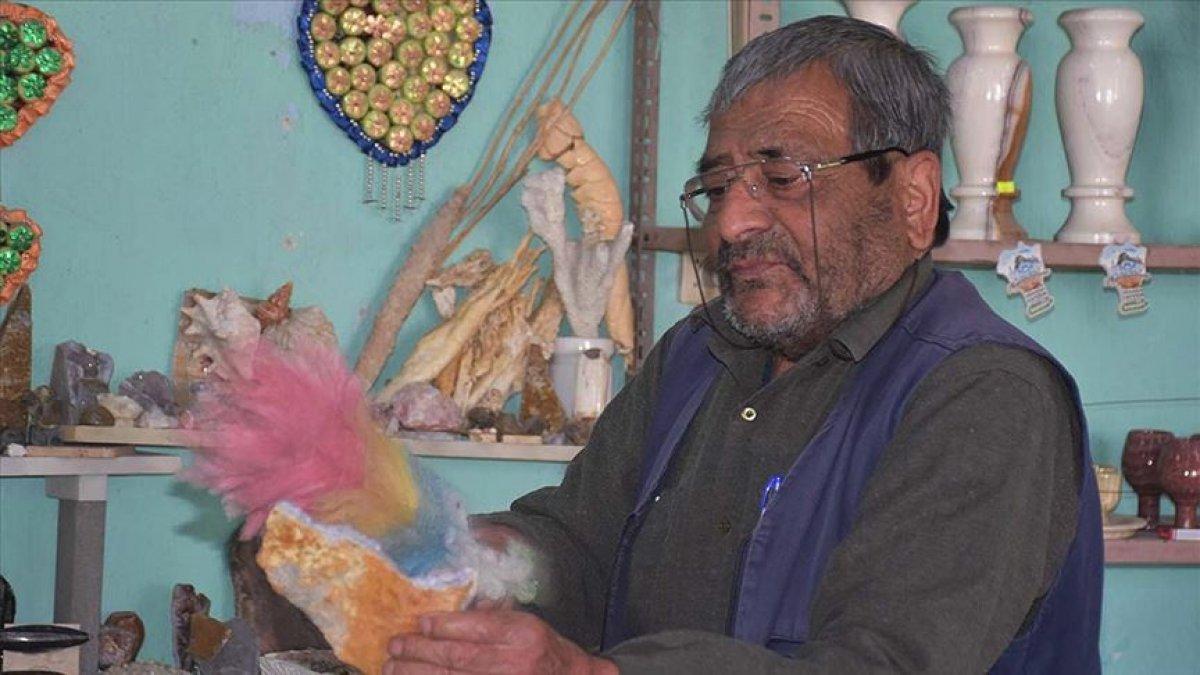 Farklı taşlardan 33 yıllık koleksiyon yaptı