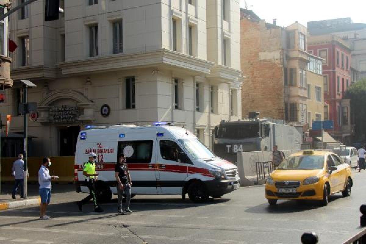 Beyoğlu'nda tartıştığı sevgilisini silahla vurdu