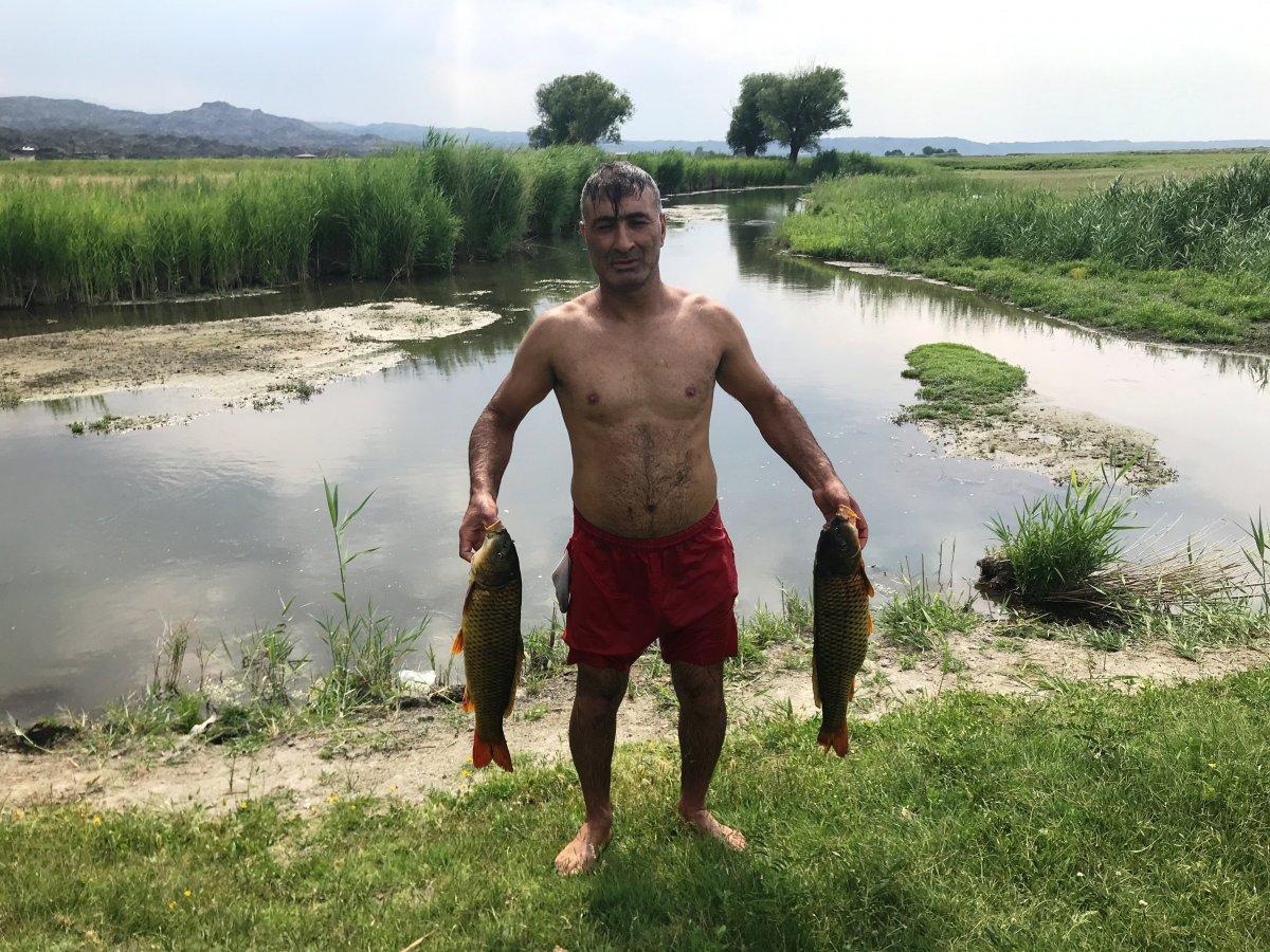 Iğdır’da çıplak elle balık tutuyor