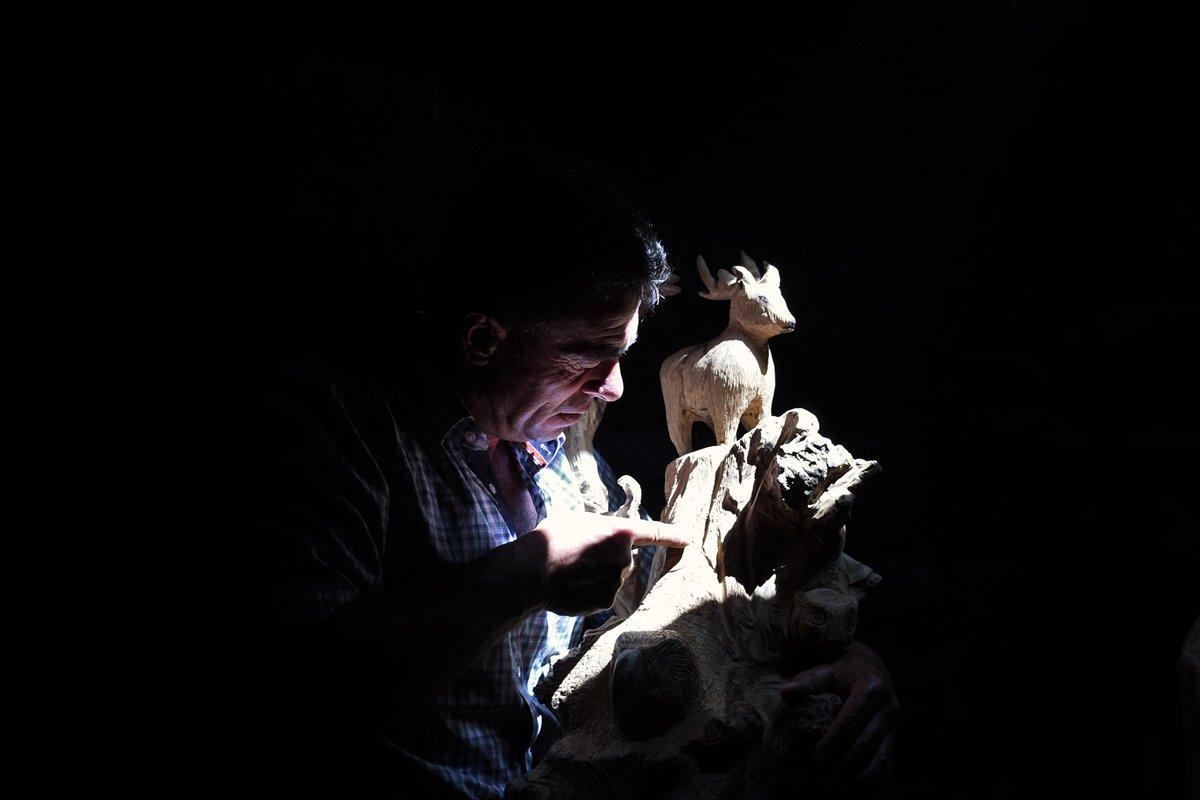 Muşlu besici, topladığı ağaçlardan hayvan figürü yapıyor