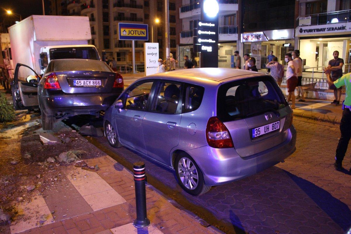 Manisa'da kediye çarpmamak için araçlara çarptı