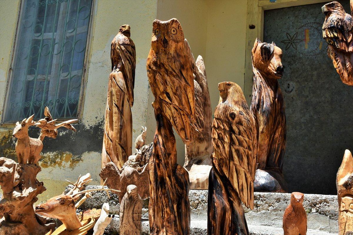 Muşlu besici, topladığı ağaçlardan hayvan figürü yapıyor