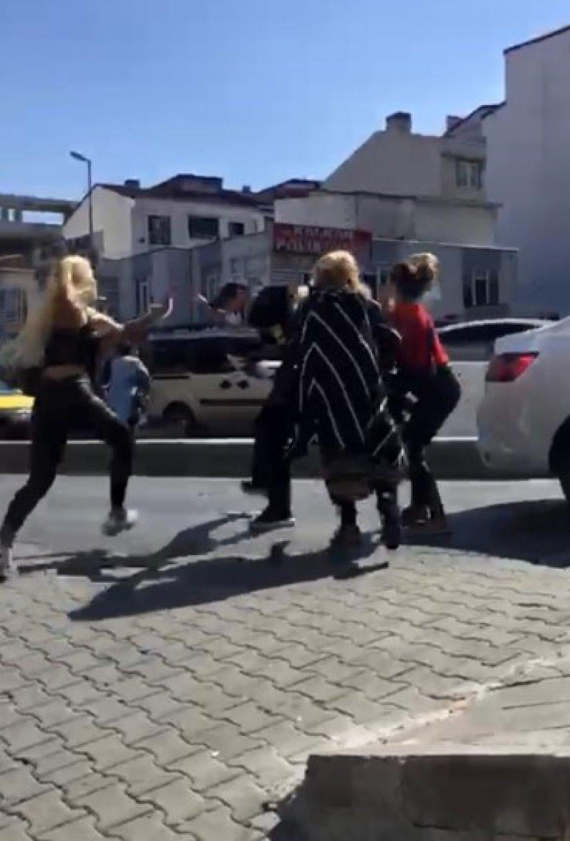 Esenyurt’ta 4 kadın bir adama saldırdı