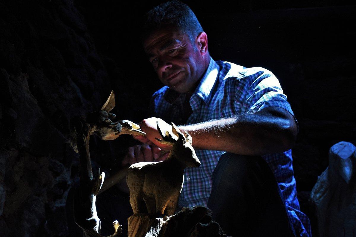 Muşlu besici, topladığı ağaçlardan hayvan figürü yapıyor