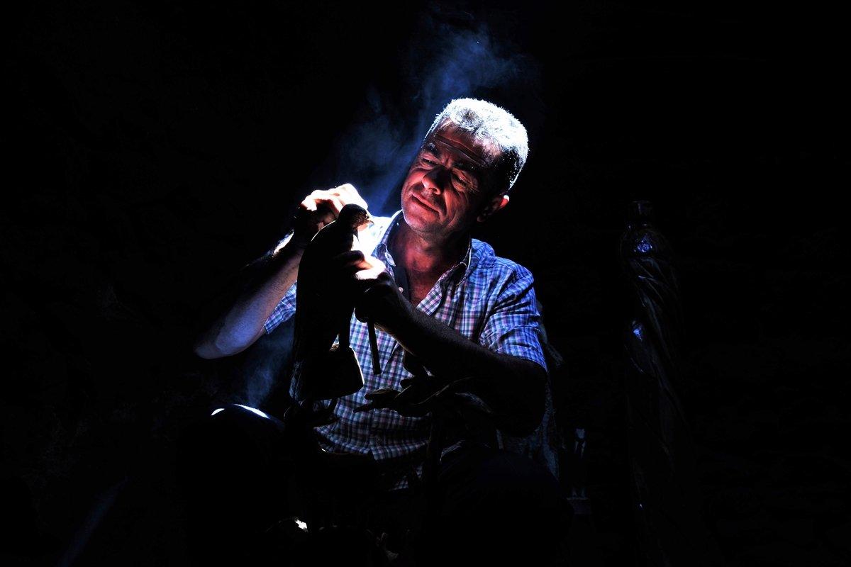 Muşlu besici, topladığı ağaçlardan hayvan figürü yapıyor