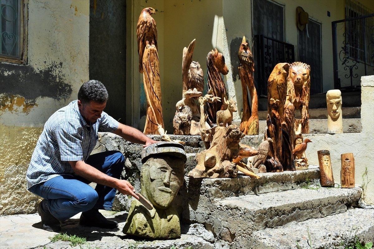 Muşlu besici, topladığı ağaçlardan hayvan figürü yapıyor
