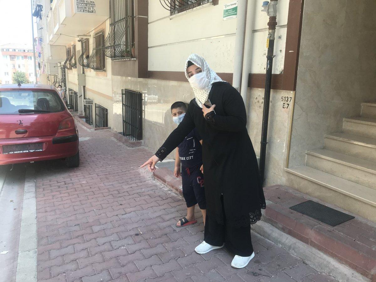 Esenyurt'ta yere düşen cüzdanın çalınma anı