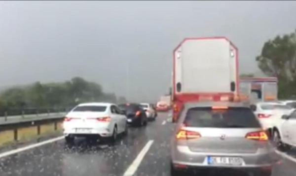 Bolu'da yağan dolu TEM'de ulaşımı aksattı