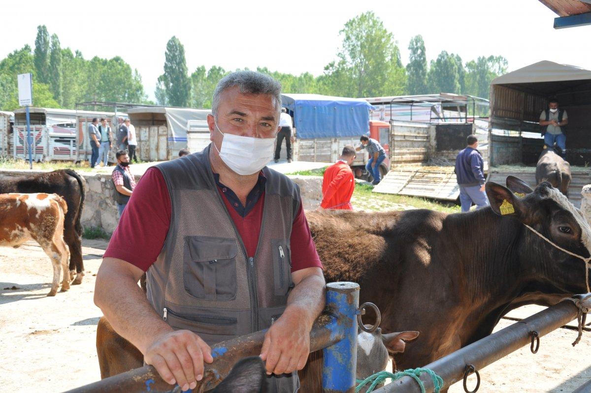 Kütahya'da kurban pazarında hareketli anlar yaşandı