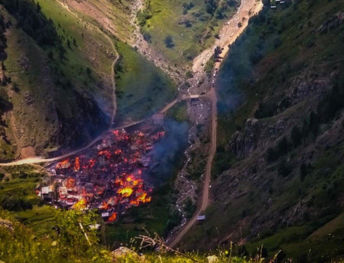 Artvin'deki köy evlerinde yangın çıktı