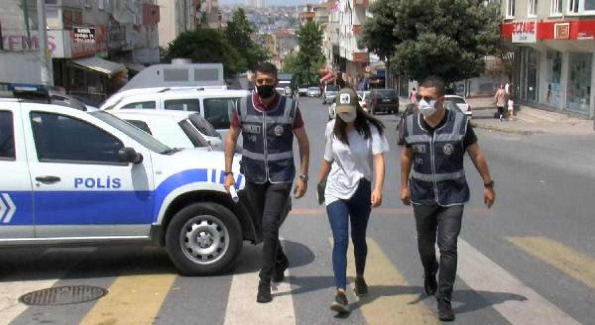 Kuzenine canlı yayında sigara içirmeye çalıştı